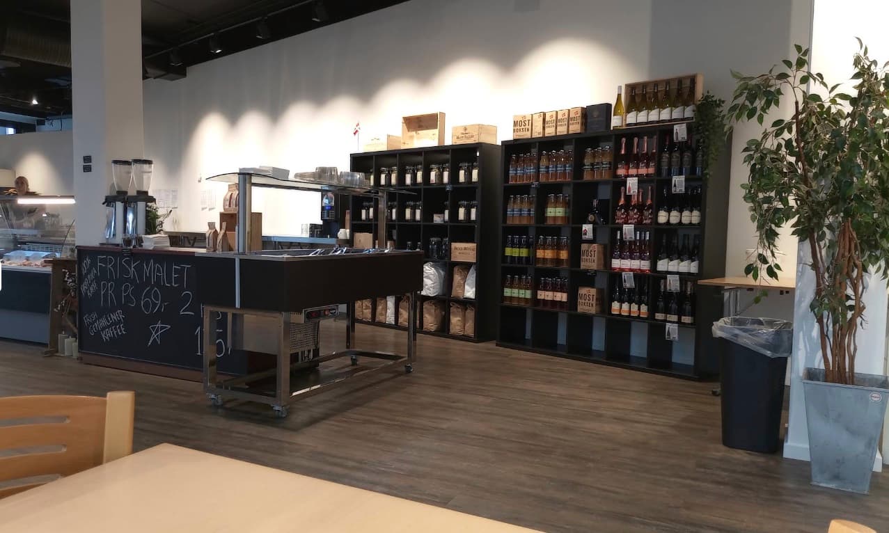 Interiør fra Den Lille Delikatesse med vin, specialiteter og disk