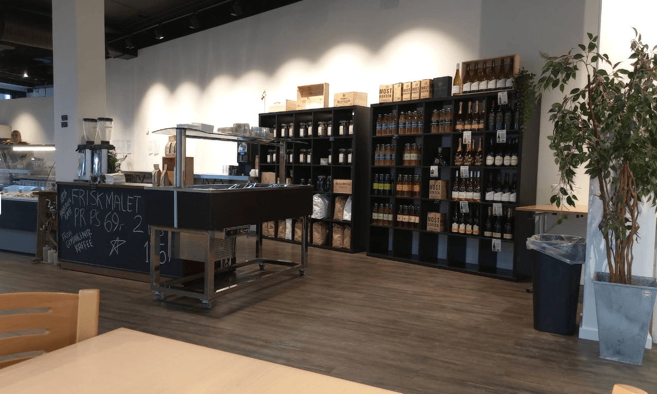 Interiør fra Den Lille Delikatesse med vin, specialiteter og disk