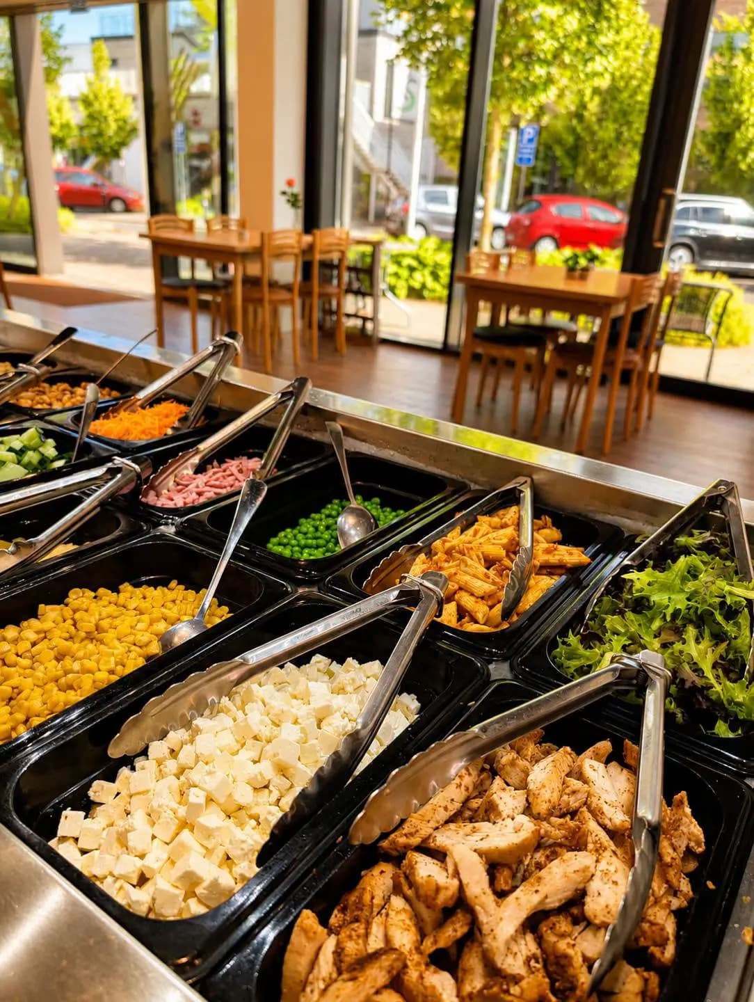 Salatbar i Den Lille Delikatesse med feta, majs, kylling og friske grøntsager